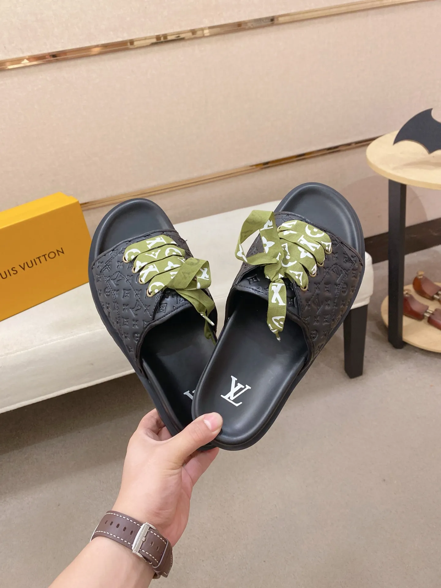 Men's shoes 💰: 340💰Made by LV🔍Top purchasing agents. Men's spring and summer slippers are available at the same counter. The uppers are imported cowhide from Italy, with logo graphics and high-quality craftsmanship. Soles: original soles specially provided by the original factory. Exclusive movable molded soles are super comfortable. Original goods follow orders. 🔍🔍High quality. You can enter and exit the counter at will. Welcome to compare. Size 38-44.